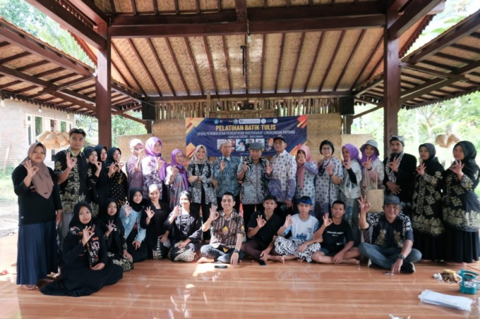 KOLABORASI: Peserta Pelatihan Batik di Kampoeng Batara Banyuwangi berfoto bersama para pimpinan ITB Widya Gama Lumajang, Universitas Sebelas Maret, Bank Indonesia, Pemateri dan Founder Kampoeng Batara usai praktek pembuatan batik. (Foto: ITB Wiga Lumajang