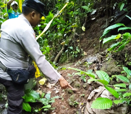 OLAH TKP: Anggota Polsek Tempurejo Ketika mendatangi lokasi penemuan tengkorak manusia di dekat sungai Curah Srono kawasan hutan TNMB Jember.