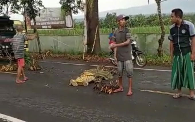 MENINGGAL DI LOKASI: Kondisi korban kecelakaan di jalan raya Dusun Paguan, Desa Petung, Kecamatan Bangsalsari, Jember. (Foto: Asiz untuk Radar Jember)