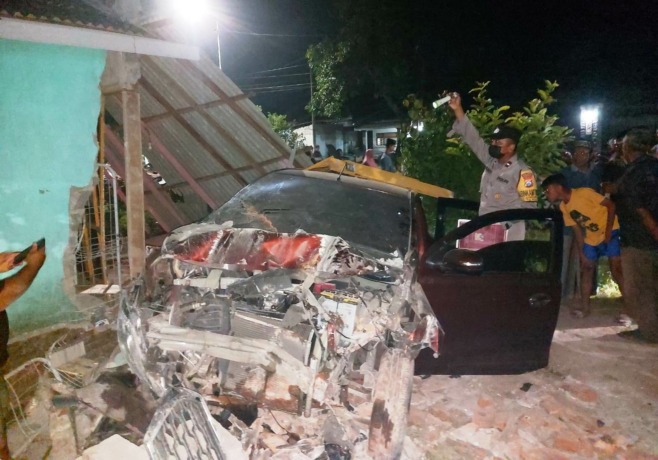 HANCUR: Kondisi bangunan dan mobil yang mengalami kecelakaan tunggal di Dusun Darungan, Desa Jambearum, Kecamatan Puger, Jember, Senin (20/3) malam.