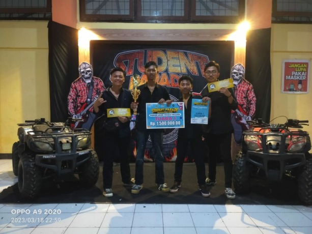 SANG JUARA: Sesuk Buyar Band SMA Negeri 1 Tenggarang ketika dinobatkan sebagai juara pertama Parade Musik Pelajar “Student Parade 2023” di Bondowoso.