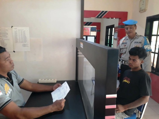 TAK BERKUTIK: Tersangka pembacokan saat menjalani pemeriksaan di Polsek Puger, Senin (27/3).