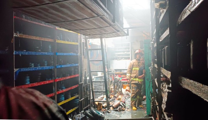 TAK ADA KORBAN: Petugas pemadam kebakaran seusai menjinakkan api yang menghanguskan gudang elektronik dan alat-alat pertanian di Desa Balunglor, Kecamatan Balung, Jember, Selasa (28/3). (FOTO: Polsek Balung untuk Radar Jember)