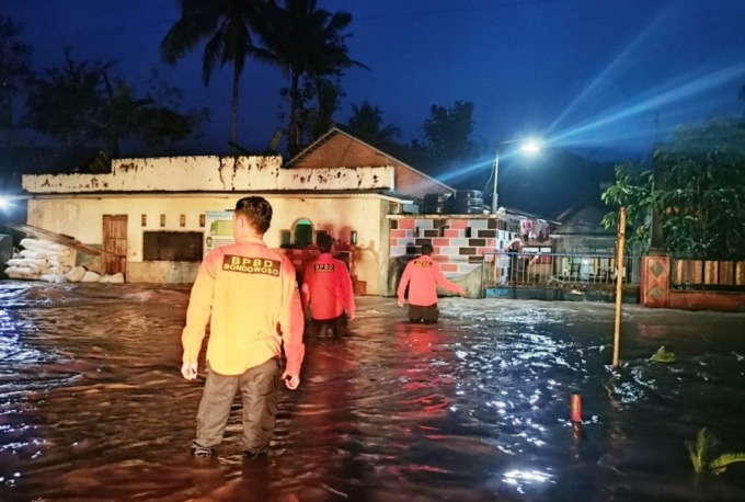 WASPADA: Sejumlah petugas BPBD Bondowoso ketika melihat kondisi banjir di Ponpes Nurul Falah. (FOTO: BPBD untuk Radar Ijen)
