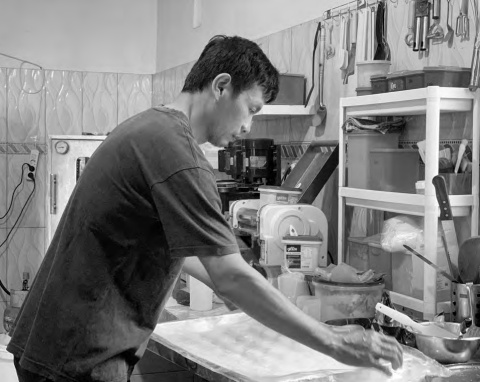 ADE APRYANIS/RAME DISIAPKAN: Salah seorang warga sedang memasukkan adonan ke dalam loyang untuk segera dimasukkan ke oven.