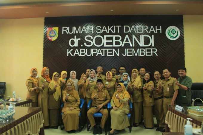 FOTO BERSAMA: Wabup Jember Firjaun Barlamaan didampingi Plt Direktur RSD dr Soebandi, dr Lilik Lailiyah MKes beserta dokter lainnya usai membuka secara resmi operasi pembuatan anus kepada tiga bayi, kemarin (21/3)
