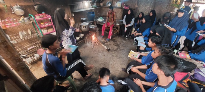 MENYENANGKAN: Siswa praktik membuat pentol di dapur rumah pedagang bakso, Sukowono.