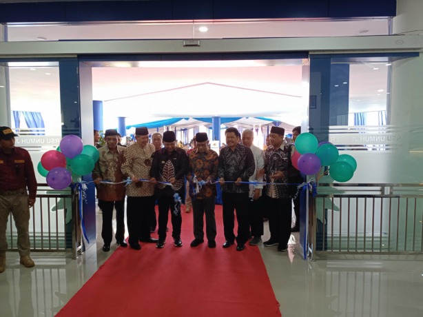 RESMIKAN: Ketua PP Muhammadiyah Prof Dr H Haedar Nashir, Bupati Jember Hendy Siswanto, dan Rektor Unmuh Jember Dr Hanafi saat meresmikan Rumah Sakit Umum Universitas Muhammadiyah Jember di Jalan R Wolter Monginsidi nomor 91, Kelurahan Kranjingan, Kecamata