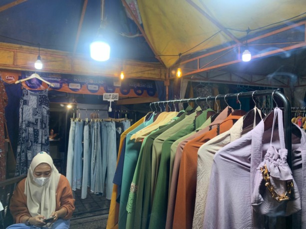 MENANTI PEMBELI: Baju baru yang dijual di stand bazar Ramadan Alun-Alun Bondowoso. Disperindag Bondowoso telah melarang baju bekas impor atau thrift dijual di lapak bazar Ramadan. Foto: Ilham Wahyudi