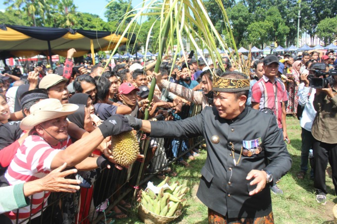 PERTAMA KALI: Masyarakat memadati Gebyar Sedekah Hasil Bumi Jember dan menunggu pembagian durian yang disusun dalam satu gunungan setinggi lima meter di Alun-alun Jember (4/3). Bupati Jember Hendy Siswanto turut membagikan durian secara langsung kepada wa
