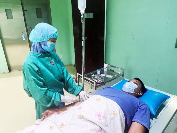 SEPENUH HATI: Nakes RSBS sedang melayani pasien. Instalasi radiologi RSBS juga bisa melayani IVP, yaitu salah satu pemeriksaan radiologi untuk evaluasi fungsi ginjal. (RSBS untuk Radar Ijen)