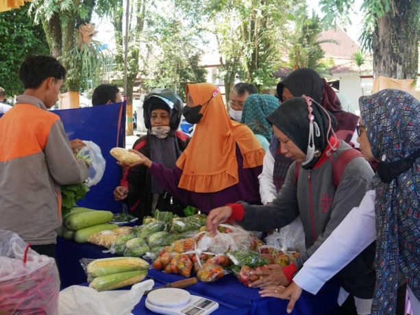 RAMAI: Sejumlah warga saat membeli produk sayur dari para petani di kios paguyuban petani hortikultura Pasar Ramadan di Alun-Alun Lumajang, kemarin.