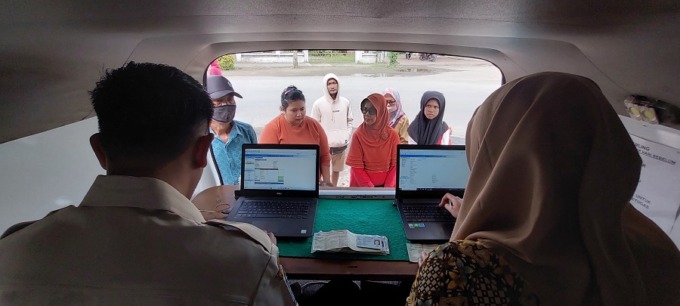 SABAR MENUNGGU: Warga mengantre pembayaran pajak kendaraan melalui mobil Samsat Keliling di wilayah Kecamatan Wuluhan.