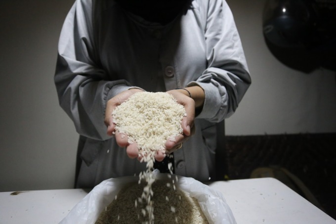 BERKAH RAMADAN: Beras menjadi makanan pokok nomor wahid untuk warga Jember. Sejak kemarin, Pemkab Jember mendistribusikan bantuan beras kepada warga, dan akan terus dibagikan bertahap sampai selesai.