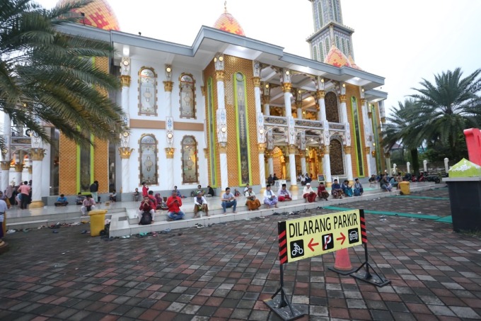 JELANG TAKBIRAN: Suasana halaman depan Masjid Roudhotul Muchlisin menjelang Hari Raya Idul Fitri.
