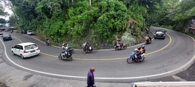 TIKUNGAN TAJAM: Lokasi yang sering terjadi kecelakaan di Jalur Gumitir, Dusun Curahdamar, Desa Sidomulyo, Kecamatan Silo, karena jalan menikung tajam dan menanjak.