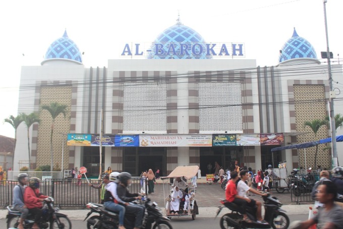 BANGUNAN BERSEJARAH: Masjid Al Barokah di Desa/Kecamatan Kalisat menjadi salah satu masjid yang ramai dikunjungi warga karena ada kisah sejarah.