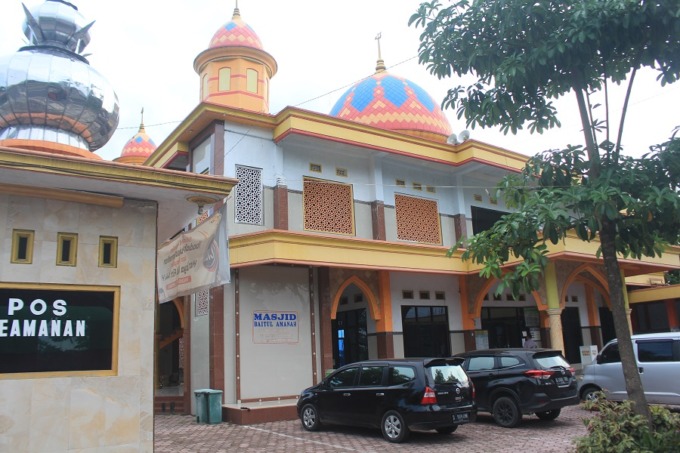CORAK KUNING: Masjid Baitul Amanah tanpa menara berada di samping Stadion Jember Sport Garden (JSG), kemarin (11/4).