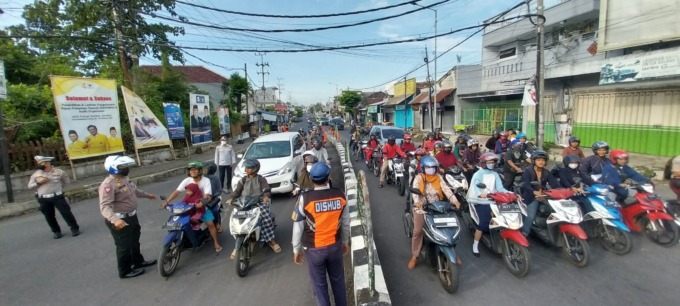 LELUASA: Pengguna jalan yang dari arah selatan di Jalan Letjen Suprapto, Kebonsari, melintas dengan leluasa setelah diberlakukan satu arah selama satu jam.