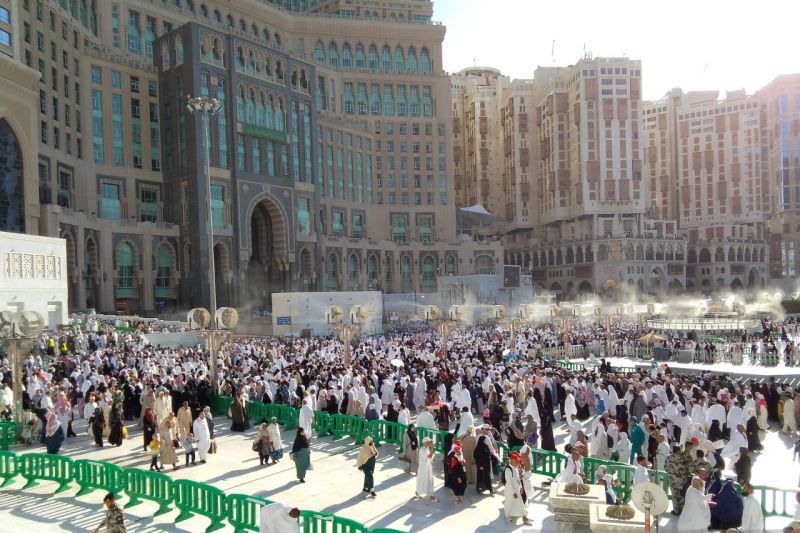 Suasana di pelataran Masjidil Haram, Mekkah, Arab Saudi, saat sore hari di bulan Ramadhan, Senin (3/4/2023).