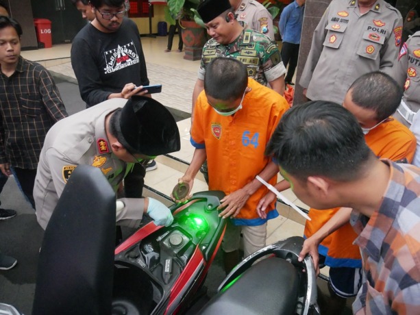 TUNJUKKAN: Penadah curanmor menunjukkan cara menghapus nomor rangka dan nomor mesin di Mapolres Lumajang, kemarin.