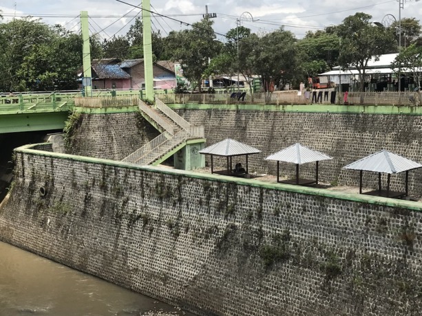 MELEPAS RINDU: Dua pemuda yang asyik berduaan di gazebo Wisata Kuliner Jembatan Ki Ronggo, kemarin (11/4).
