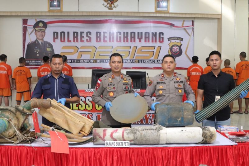 Kapolres Bengkayang menunjukkan barang bukti tindak pidana PETI.