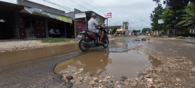 HARUS SABAR: Jalan Lettu Mulyadi yang menghubungkan Desa Puger Kulon, Kecamatan Puger, dengan Desa Lojejer, Kecamatan Wuluhan, rusak.
