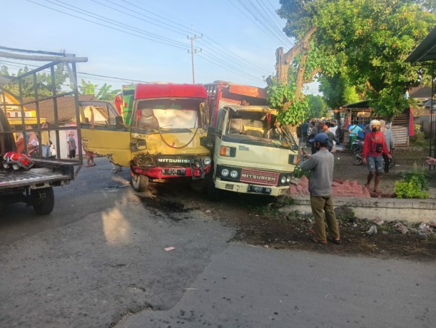 REMUK: Dua truk setelah terjadi benturan hingga berdempetan dan menabrak pengendara sepeda motor hingga meninggal dunia.