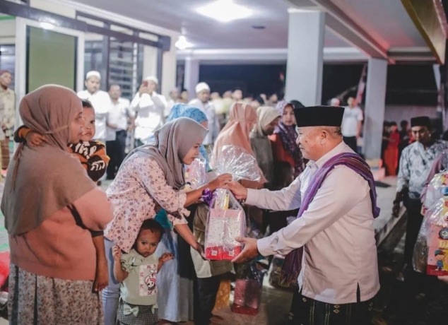ANTUSIAS: Bupati Hendy saat menyerahkan bantuan kepada warga Pakusari, Rabu (5/4). Warga begitu antusias dan terharu mendapatkan paket sembako yang memang menjadi kebutuhan saat Ramadan.