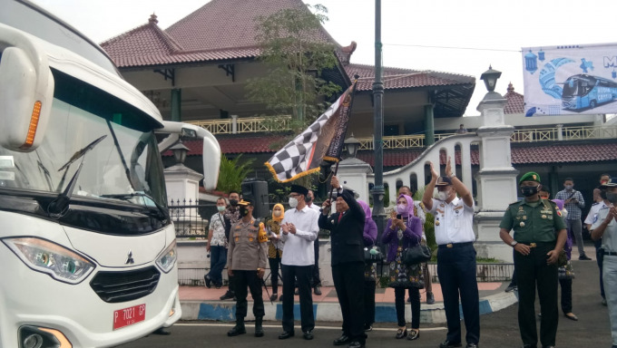 PEMBERANGKATAN: Proses pelepasan angkutan mudik gratis rute Jember-Madura tahun lalu.