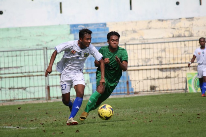 BERJUANG:  Pemain sepak bola putra Bondowoso (putih) ketika berjibaku merebut bola dari lawannya di Pra Porprov VII tahun 2022 lalu.