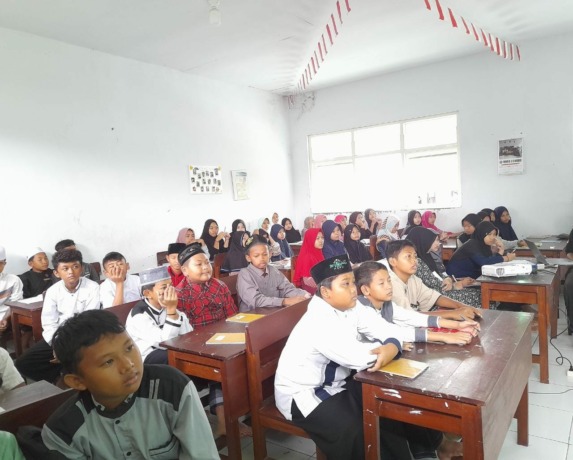 DAPAT ILMU: Para siswa kelas 5 dan 6 MIMA Condro antusias mendengarkan berbagai materi yang disampaikan oleh para dokter di RSUK, kemarin (16/4).