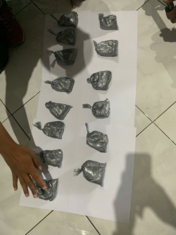 DIAMANKAN: Bahan dasar pembuatan petasan yang disita oleh kepolisian dari warga Kecamatan Pujer. (Ilham Wahyudi/ Radar Ijen)