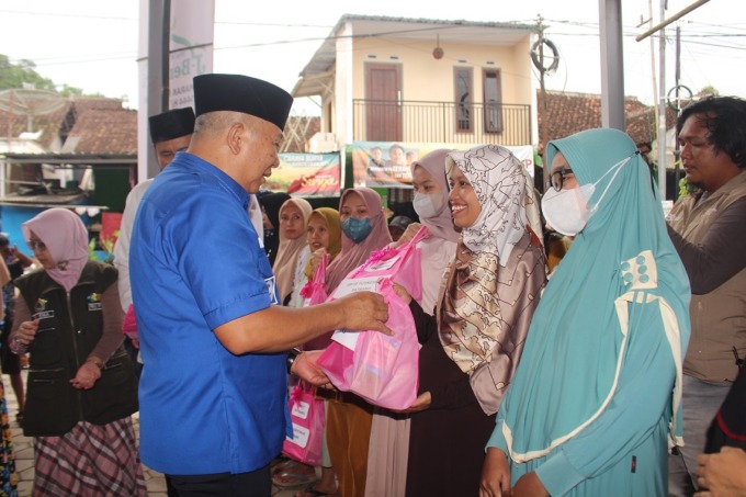 BERI BANTUAN: Bupati Jember Hendy Siswanto membagikan bansos kepada masyarakat kurang mampu dalam J-Berbagi.