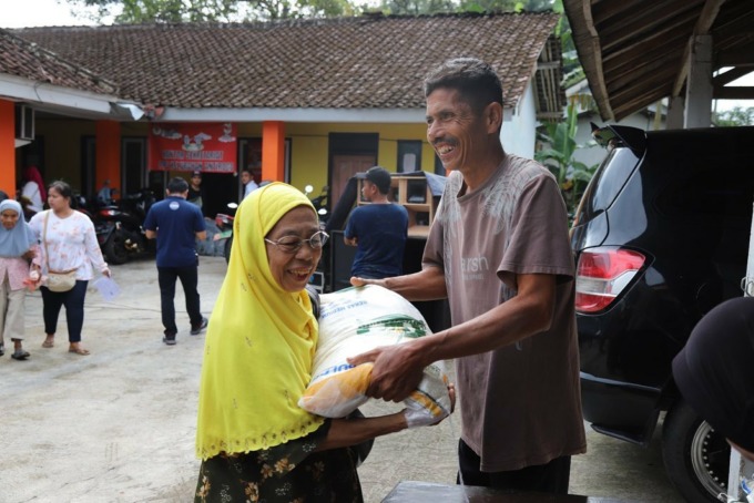 PEDULI: Bantuan beras dari cadangan pangan mulai disalurkan di Kelurahan Antirogo, Kebonsari, Sumbersari, hingga Desa Pecoro, Kecamatan Rambipuji.