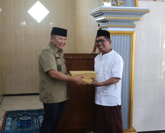 BAHAGIA: Bupati Jember Hendy Siswanto saat menyerahkan bantuan paket perlengkapan salat Masjid Nurus Syfa’, Kelurahan Kranjingan, Selasa (11/4).