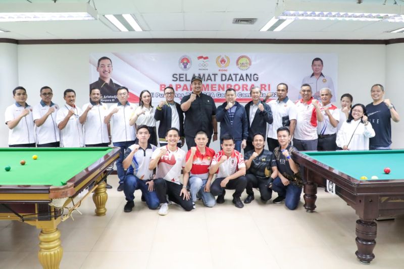 Menpora Dito Ariotedjo (kedelapan dari kiri) beserta jajaran meninjau langsung pelatnas cabang olahraga biliar untuk SEA Games XXXII/2023 Kamboja di MNC Business College, Jakarta, Jumat (7/4/2023).