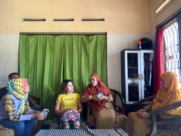 CARI SOLUSI: Sejumlah korban arisan dan investasi bodong di Bondowoso ketika membicarakan langkah yang akan diambil selanjutnya. (Ilham Wahyudi/Radar Ijen)