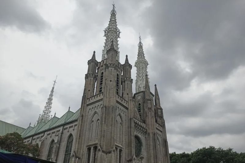 Ilustrasi - Awan tebal menaungi suasana Gereja Katedral Jakarta