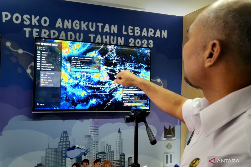 Koordinator Bidang Layanan Informasi BMKG Agus Fitrianto saat menyampaikan pantauan cuaca pada situs SIAM BMKG di Posko Angkutan Lebaran Terpadu Kementerian Perhubungan, Jakarta, Minggu (16/4/2023).