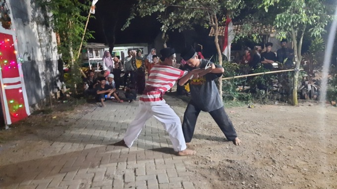TEMANI PEMUSIK: Warga bermain musik tradisional mengikuti alur pertunjukan, di Desa/Kecamatan Mumbulsari.