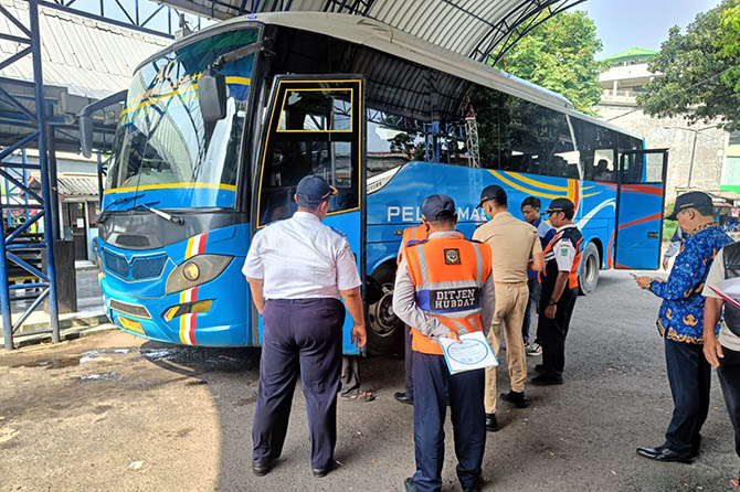 Kondisi angkutan umum jadi perhatian selama arus mudik dan Lebaran. Razia kelayakan angkutan umum pun terus dilakukan.