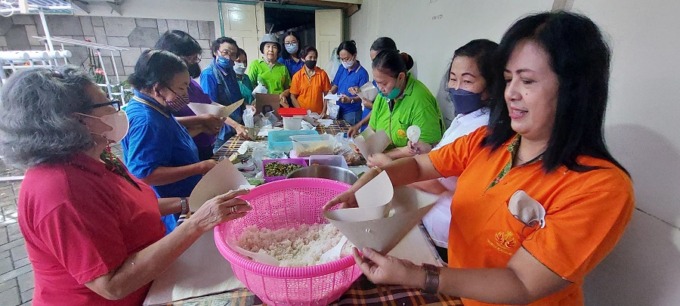 PEDULI SESAMA: Warung murah yang disediakan oleh para perempuan dan ibu-ibu untuk keperluan masyarakat yang kebetulan melintas di sekitar Jalan Kartini atau Depan Kantor Dinas Ketenagakerjaan Jember.   