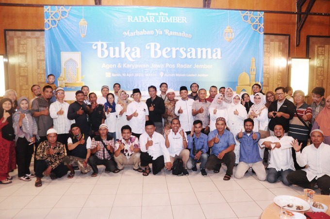 SALING RANGKUL: Direktur Abdul Choliq Baya, General Manager MS Rasyid, bersama karyawan dan agen serta loper koran Jawa Pos Radar Jember di Rumah Makan Lestari, kemarin (10/4).