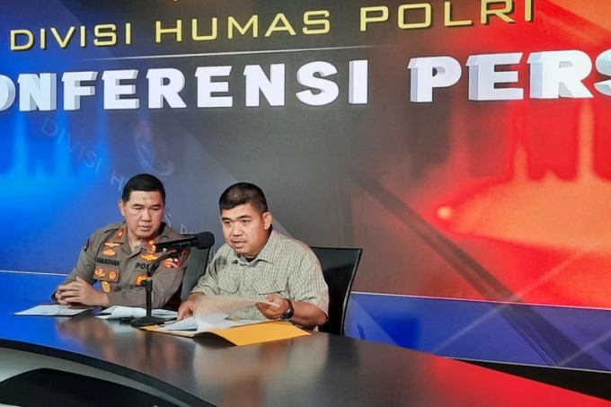 Kepala Biro Penerangan Masyarakat (Karopenmas) Divisi Humas Polri Brigjen Pol. Ahmad Ramadhan dan Juru bicara Densus 88 Antiteror Polri Kombes Pol. Aswin Seregar memberikan keterangan pers terkait penangkapan anggota teroris JI jaringan Zulkarnaen dan Upi