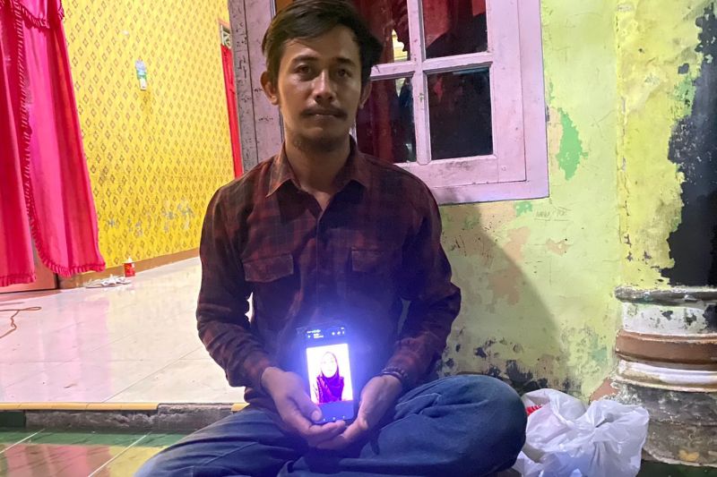 Nasrullah, suami isteri Nurcahyati seorang pekerja migran di Arab Saudi mendambakan bisa kembali ke Tanah Air, karena mengalami kekerasan dari majikanya.