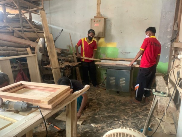 ANTUSIAS: Sejumlah warga binaan lapas Lelas II B Bondowoso ketika membuat kerajinan tangan.