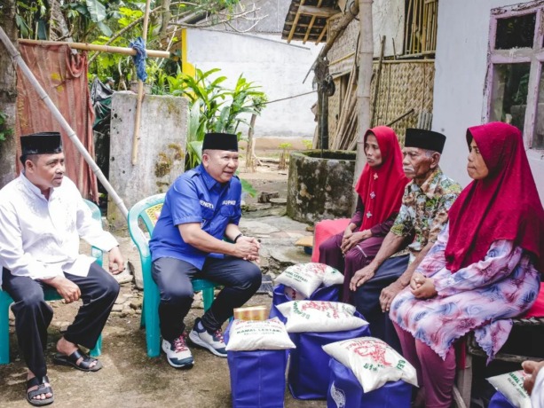 SALING BERBAGI: Bupati Jember Hendy Siswanto ketika memberikan secara langsung paket bantuan door to door kepada warga di Kecamatan Balung, kemarin (15/4).