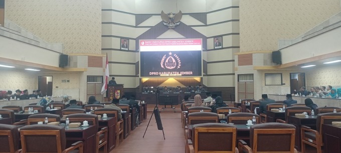SIDANG PARIPURNA: Sidang paripurna dengan agenda pengesahan raperda menjadi perda di Ruang Rapat Paripurna DPRD Jember, Jumat malam (31/3) lalu.
